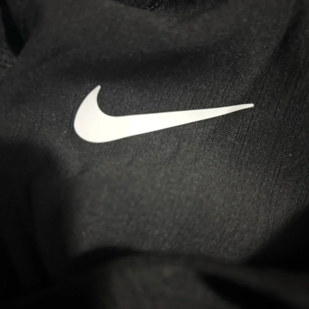 Black Nike ski